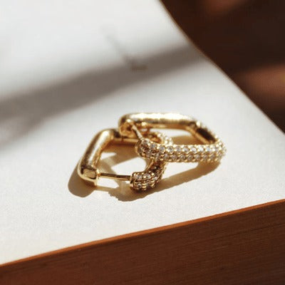 CLOTHING & ACCESSORIES